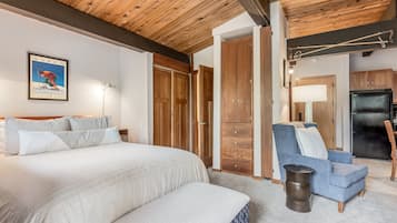 1 habitación, escritorio, tabla de planchar con plancha y cuna de viaje