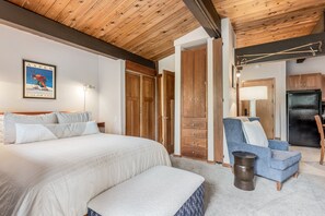 1 habitación, escritorio, tabla de planchar con plancha y cuna de viaje 