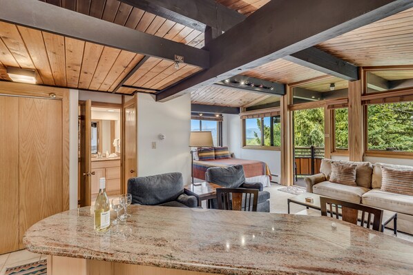 Una Smart TV, una chimenea, un reproductor de DVD