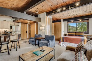 1 dormitorio, escritorio, tabla de planchar con plancha y cuna de viaje