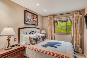 1 bedroom, desk, iron/ironing board, travel crib - 🏔️Ski-In, Ski-Out~Hot Tub~Studio Deluxe 401🏔️ (Snowmass Village)