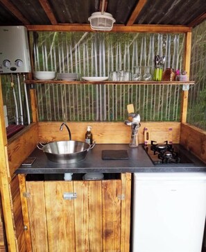 Fridge, stovetop, coffee/tea maker, cookware/dishes/utensils - FULLY EQUIPPED SAFARI LODGE TENT IN LUSH FOREST (Vielle-Tursan)