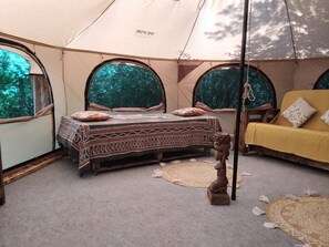 1 habitación, cuna de viaje y ropa de cama 