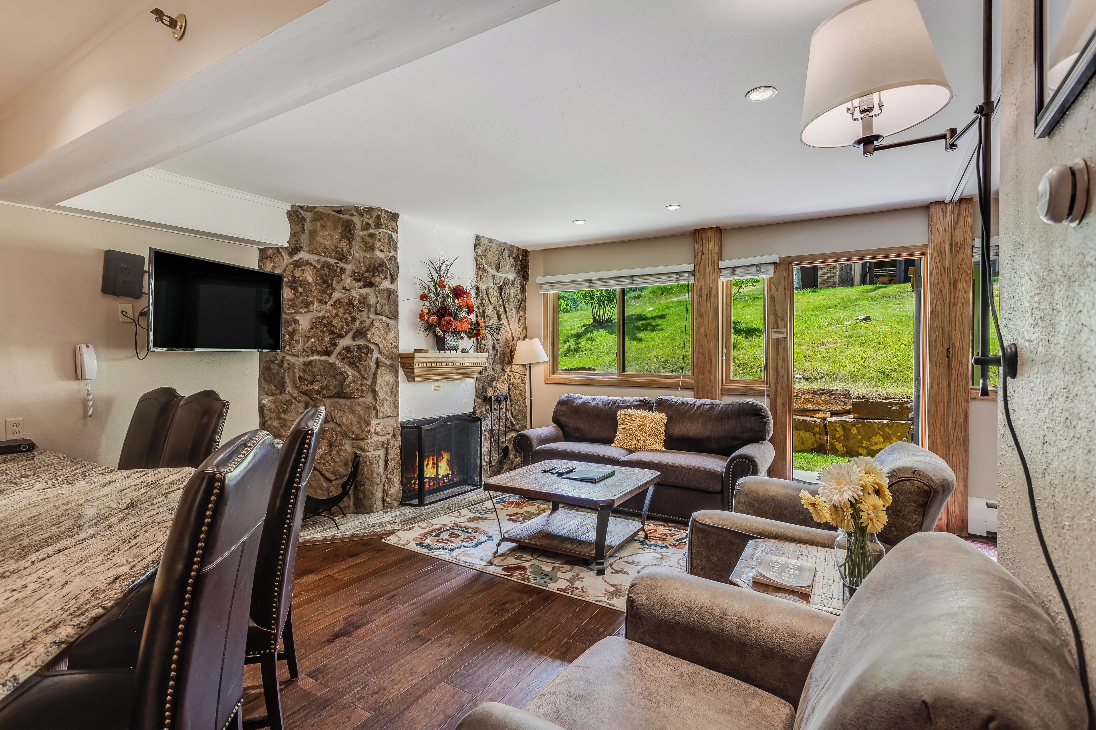 スマートテレビ、暖炉、DVD プレーヤー