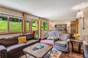 1 bedroom, desk, iron/ironing board, travel crib - 🏔️Ski-In, Ski-Out~Hot Tub~Studio Premier 404🏔️ (Snowmass Village)