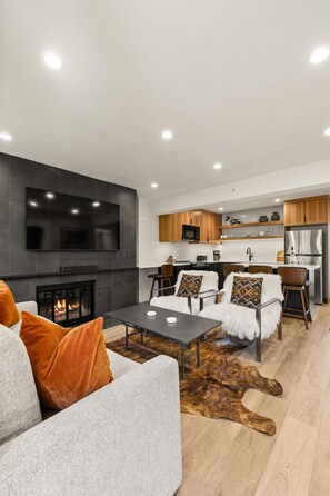 Living area - 🏔️Ski-In, Ski-Out~Hot Tub~Studio Premier 405🏔️ (Snowmass Village)