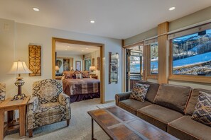 Interior - 🏔️Slopeside~Hot Tub~Top Floor~Studio Premier 410🏔️ (Snowmass Village)