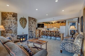 Smart TV, fireplace, DVD player - 🏔️Slopeside~Hot Tub~Top Floor~Studio Premier 410🏔️ (Snowmass Village)