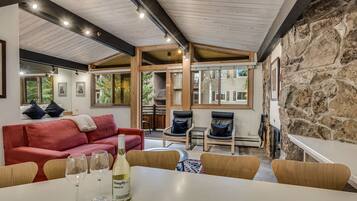 Smart TV, chimenea, reproductor de DVD