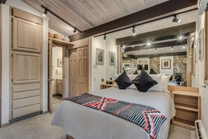 1 bedroom, desk, iron/ironing board, travel cot - 🏔️Slopeside~Top Floor~Hot Tub~Studio Premier 411🏔️ (Snowmass Village)