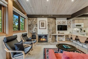 Smart TV, fireplace, DVD player - 🏔️Slopeside~Top Floor~Hot Tub~Studio Premier 411🏔️ (Snowmass Village)