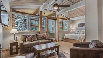 1 Schlafzimmer, Schreibtisch, Bügeleisen/Bügelbrett, Reisekinderbett