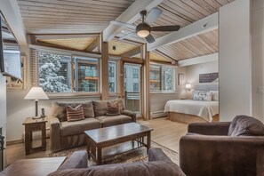1 Schlafzimmer, Schreibtisch, Bügeleisen/Bügelbrett, Reisekinderbett