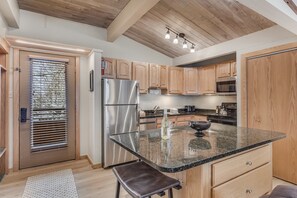 Fridge, microwave, oven, stovetop - 🏔️Slopeside~Hot Tub~Top Floor~Studio Premier 412🏔️ (Snowmass Village)