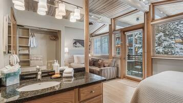 1 habitación, escritorio, tabla de planchar con plancha y cuna de viaje