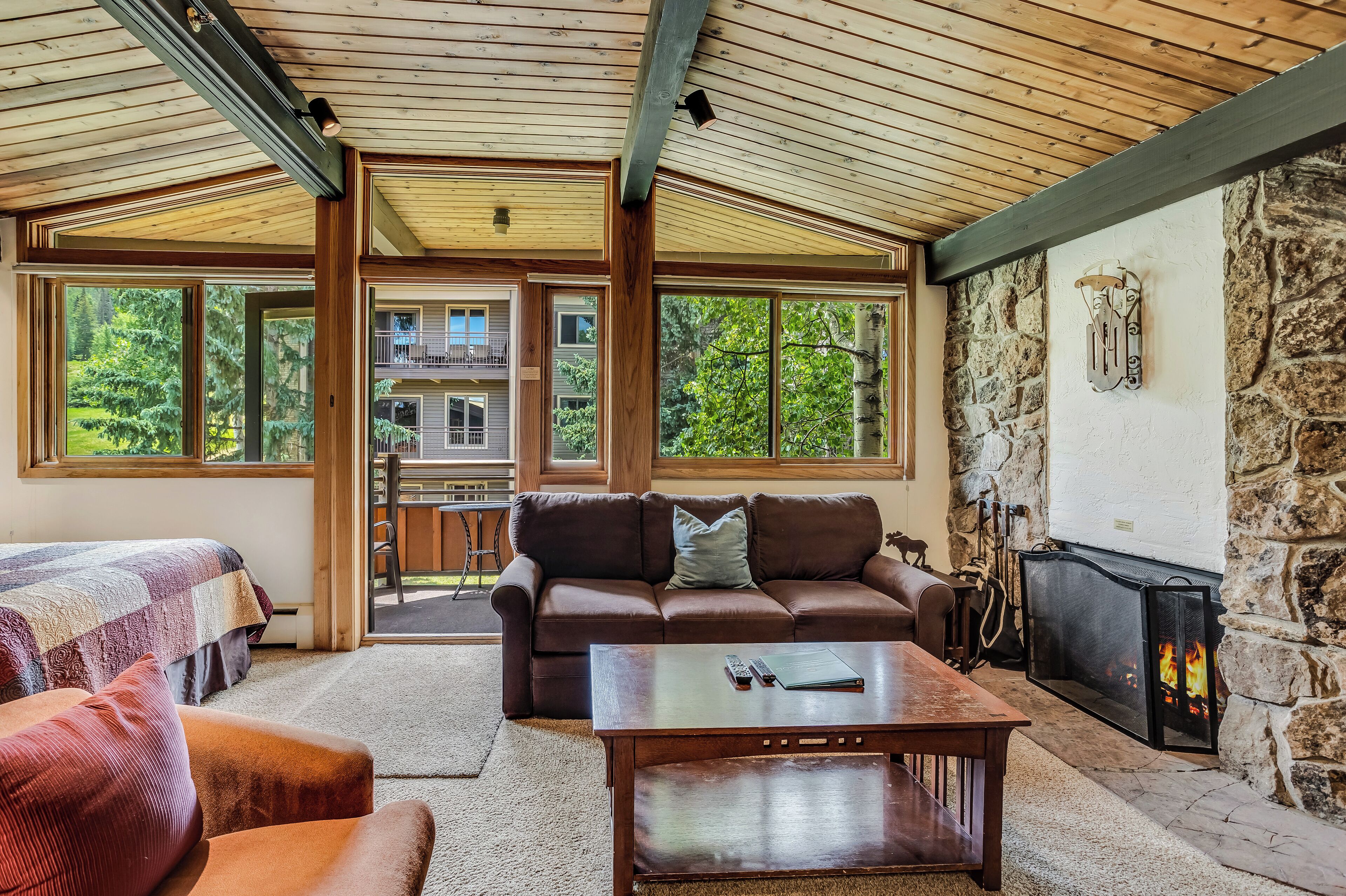 Älytelevisio, takka, DVD-soitin