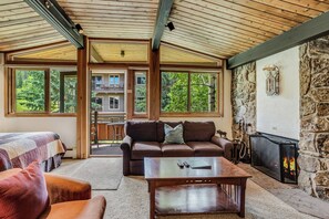 Een smart-tv, een open haard en een dvd-speler