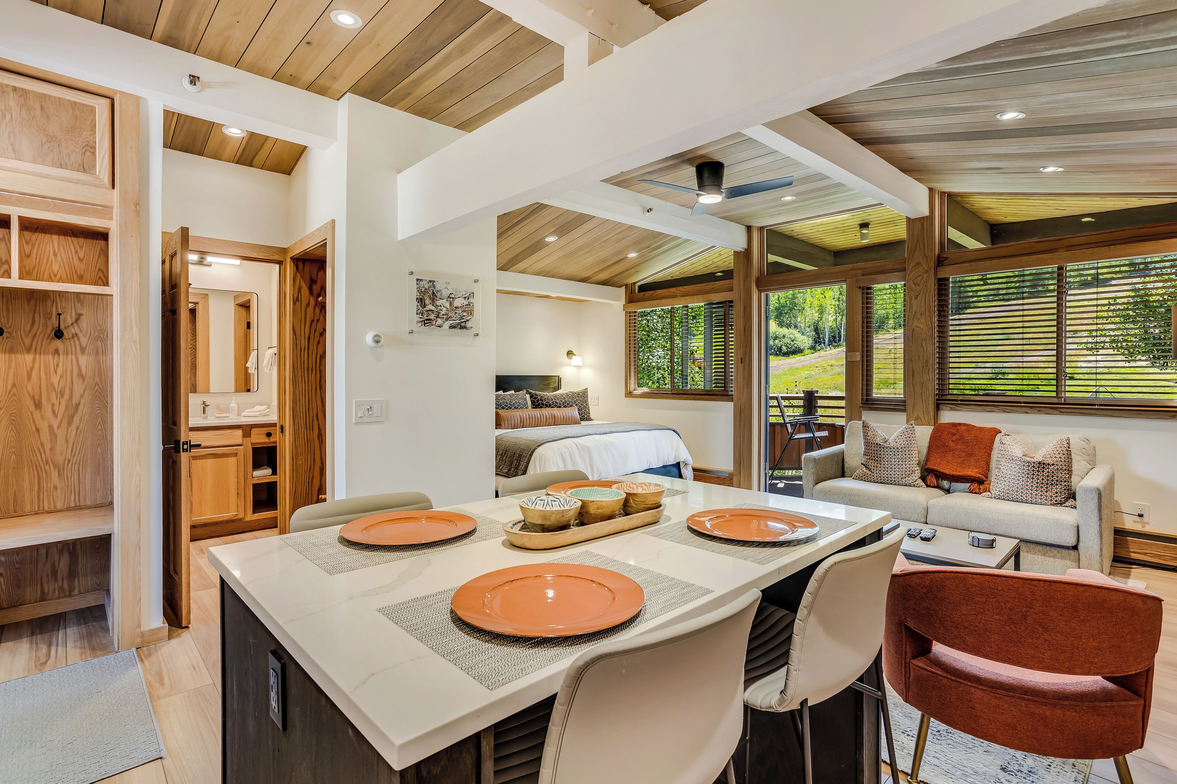 1 habitación, escritorio, tabla de planchar con plancha y cuna de viaje 