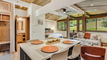 1 habitación, escritorio, tabla de planchar con plancha y cuna de viaje