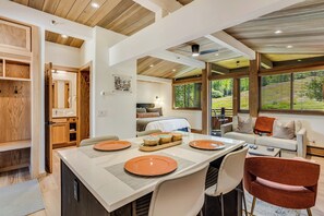 1 habitación, escritorio, tabla de planchar con plancha y cuna de viaje