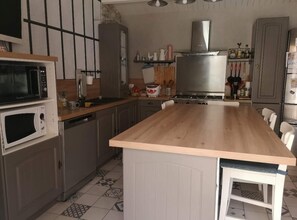 Réfrigérateur, micro-ondes, four, lave-vaisselle