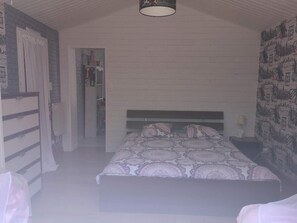 3 slaapkamers, een strijkplank/strijkijzer, wifi, beddengoed