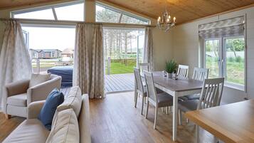 House | Living area | 32-inch flat-screen TV with digital channels, TV