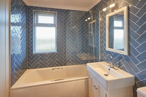 House | Bathroom | Combined shower/bathtub, towels - Salt & Seaweed (Saltburn-by-the-Sea)