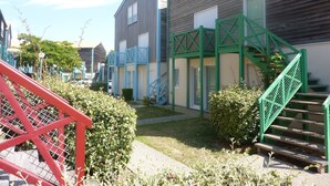 A residential area with houses, a red metal staircase, and a green metal staircase. - Les Minimes LA Rochelle Charente Maritime (La Rochelle)