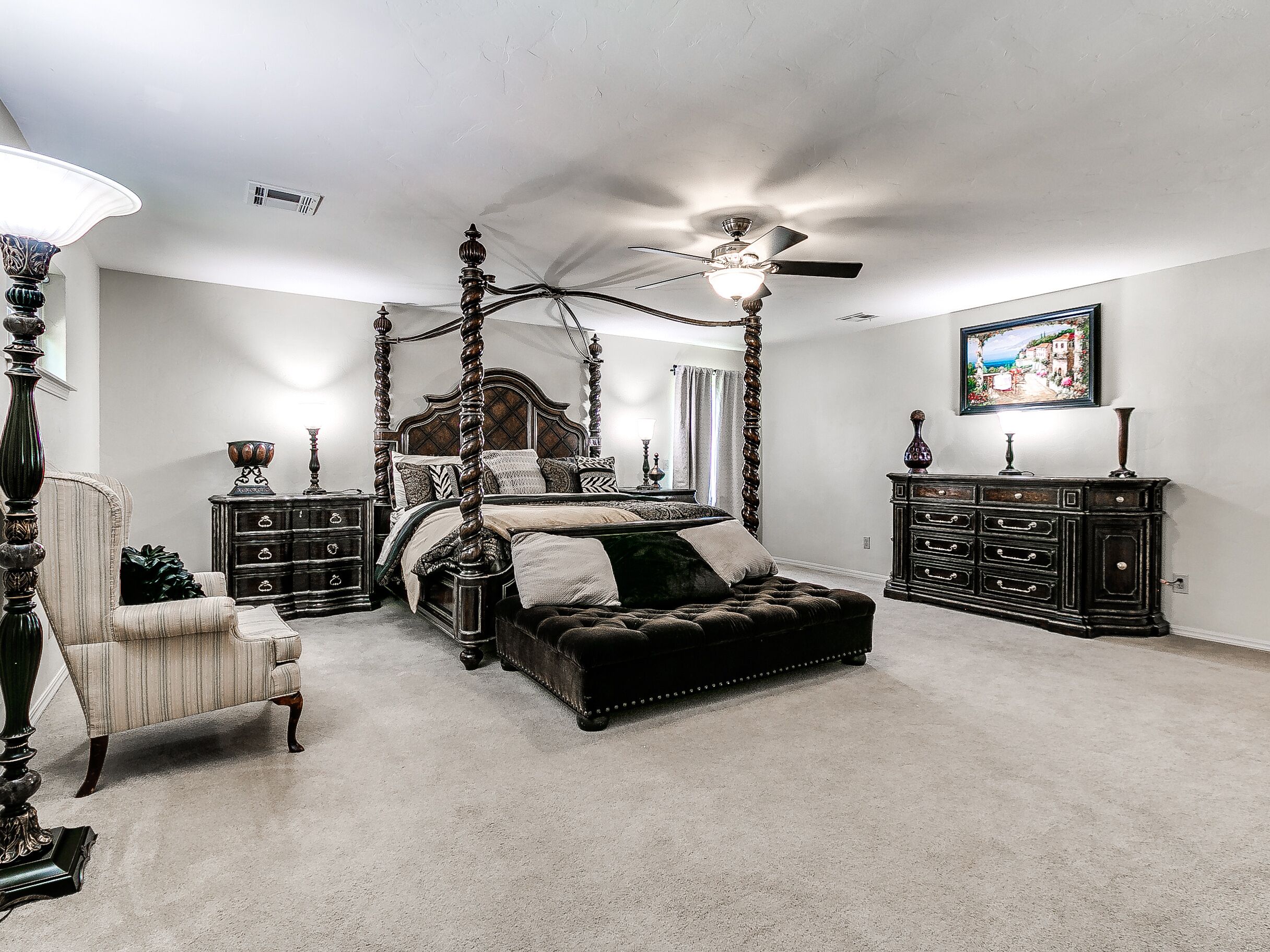 Cozy, gorgeous, quality 5 bedrooms, 4 bathrooms with a private pool. Okc metro