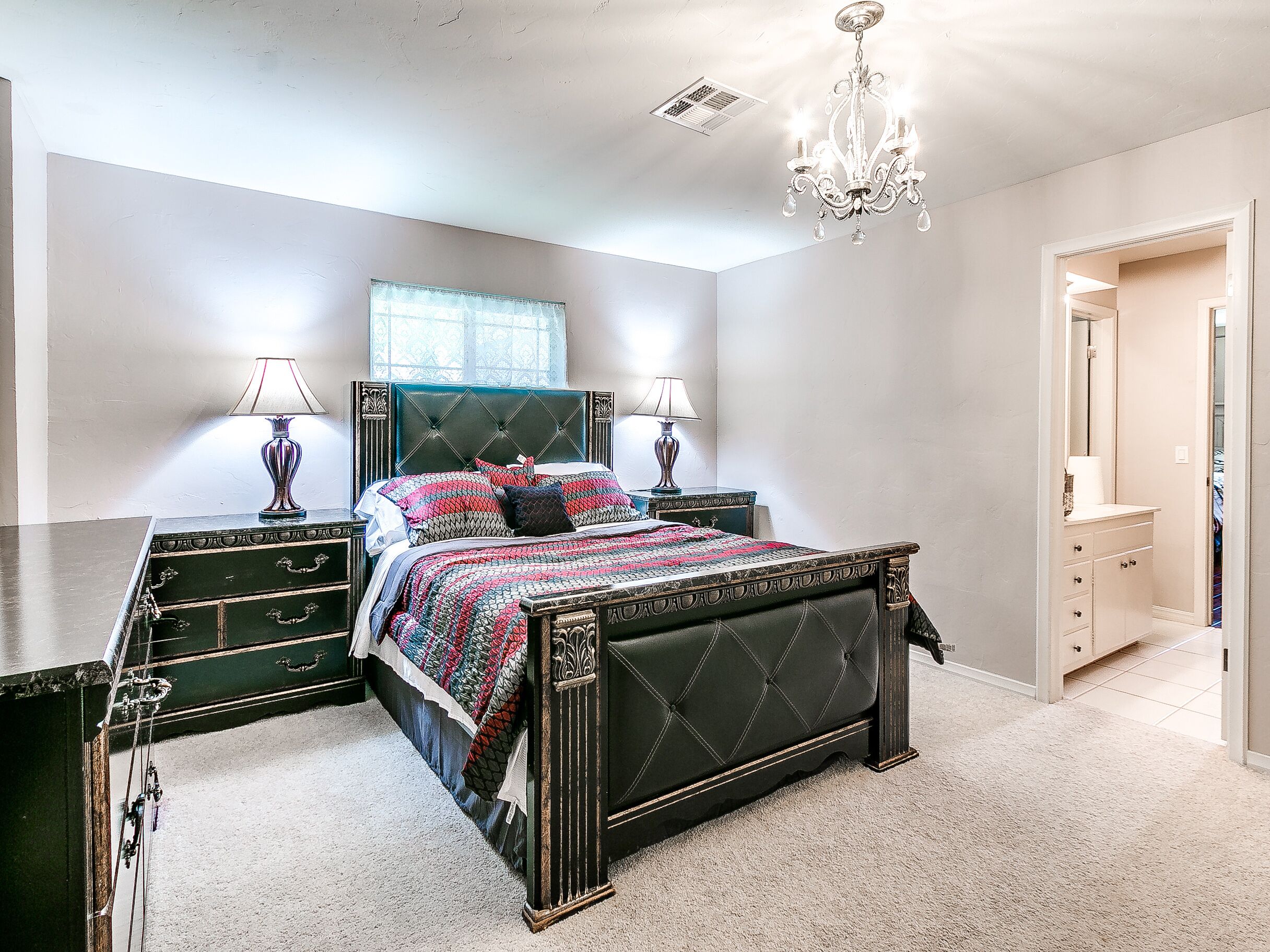 Cozy, gorgeous, quality 5 bedrooms, 4 bathrooms with a private pool. Okc metro