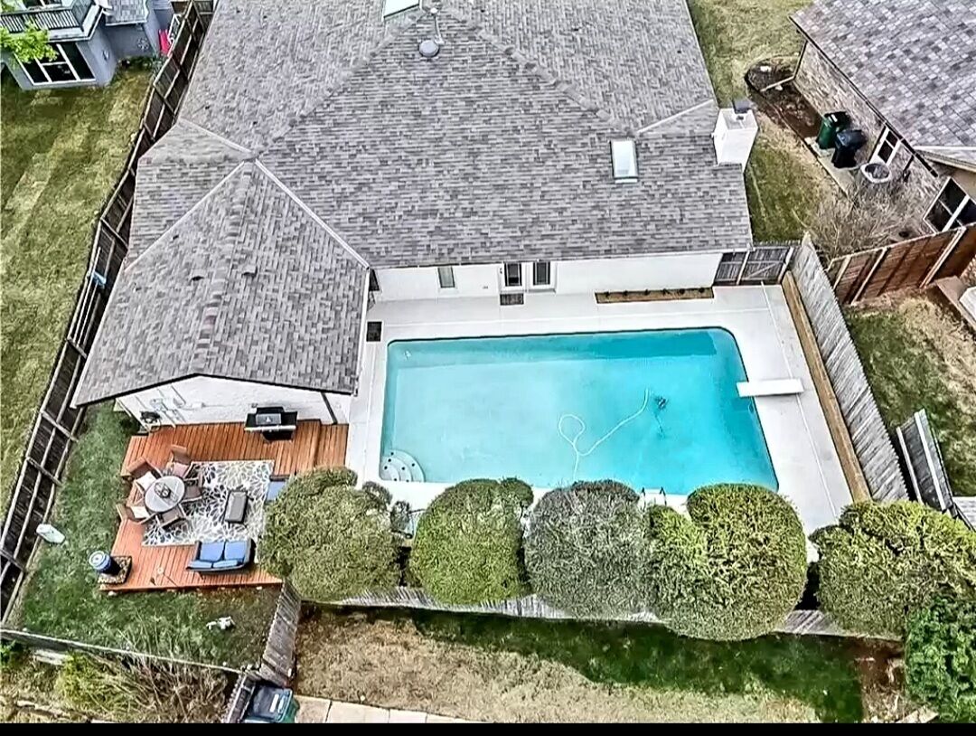 Cozy, gorgeous, quality 5 bedrooms, 4 bathrooms with a private pool. Okc metro