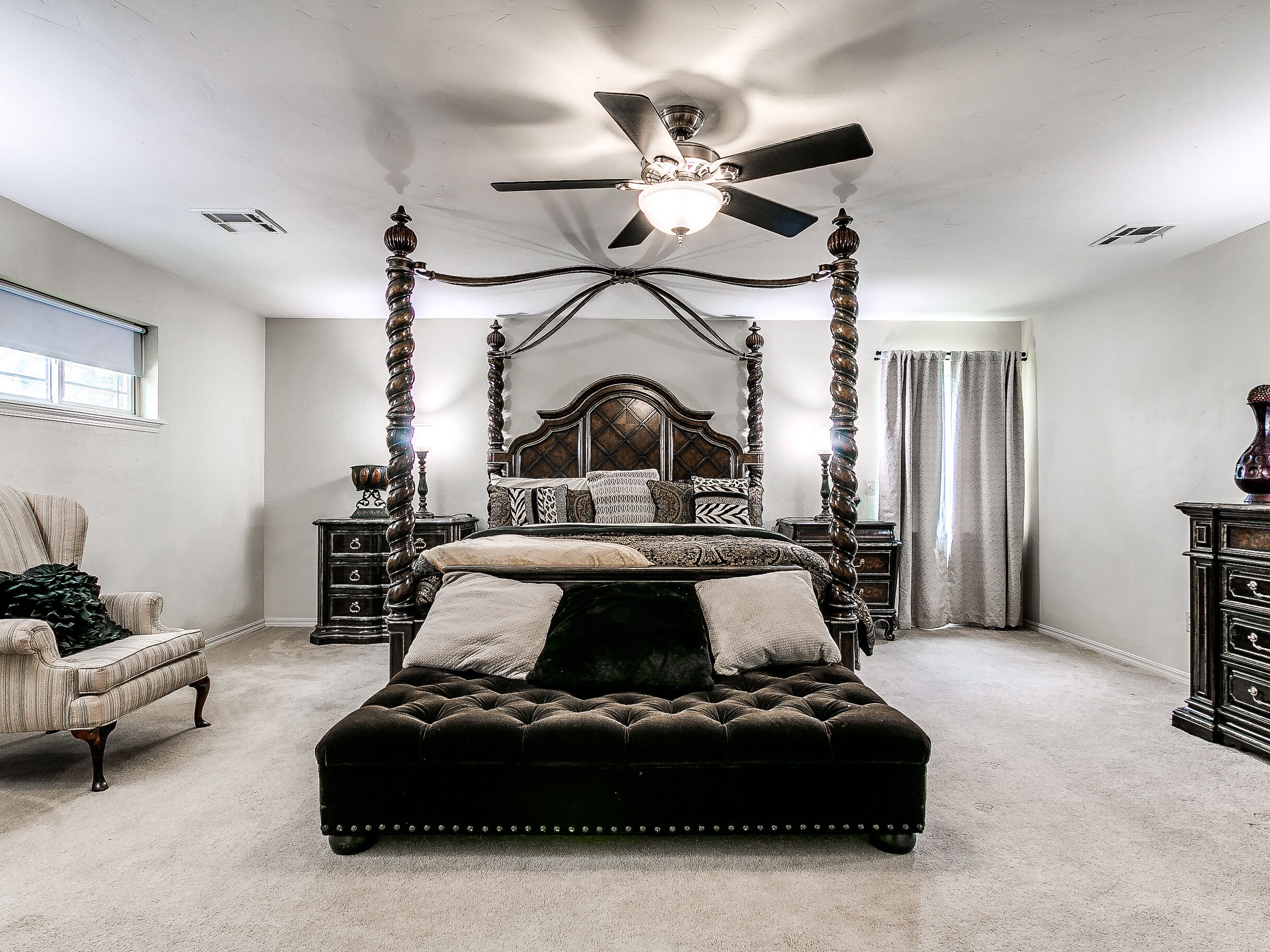 Cozy, gorgeous, quality 5 bedrooms, 4 bathrooms with a private pool. Okc metro