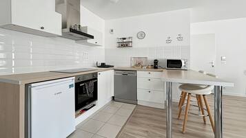 Réfrigérateur, micro-ondes, four, plaque de cuisson