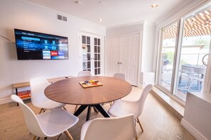 Dining - 🌵 Cozy Cactus Home near Old Town & ASU 🌵 Pool ⭐ Game Room ⭐ BBQ ⭐ Fire Pit ⭐ (Tempe)