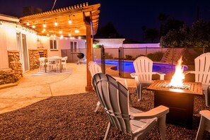 Terrace/patio - 🌵 Cozy Cactus Home near Old Town & ASU 🌵 Pool ⭐ Game Room ⭐ BBQ ⭐ Fire Pit ⭐ (Tempe)