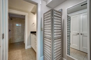 Shower, hair dryer, towels, soap - The perfect spot in Salida - F Street Hideaway! (Salida)