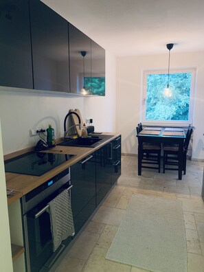 Fridge, oven, stovetop, dishwasher