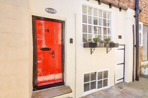 Exterior - Thimble Cottage (Whitby)