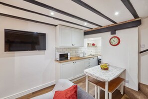 House | Private kitchen | Fridge, microwave, oven, stovetop