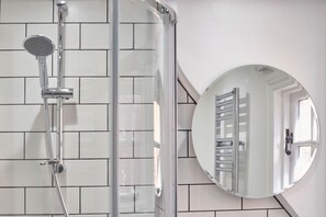 House | Bathroom | Shower, towels - Thimble Cottage (Whitby)