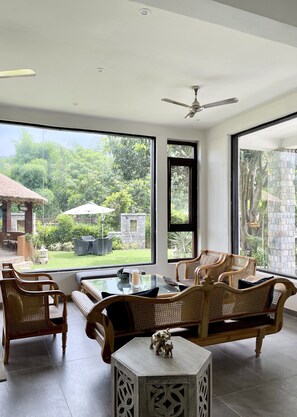 위성 채널 시청이 가능한 40인치 TV