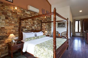 4 habitaciones, minibar, decoración personalizada y muebles diferentes