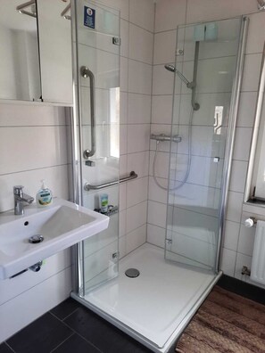 Apartment, 1 Queen-Bett und Schlafsofa | Badezimmer | Dusche, Haartrockner, Handtücher