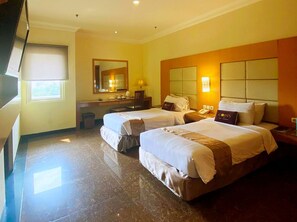 Desk, free WiFi, bed sheets - Coins Hotel by Ruang Nyaman (Jakarta)