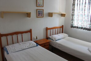 アイロン / アイロン台、旅行用ベビーベッド、WiFi (無料)、ベッドシーツ