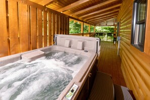 Outdoor spa tub - NEW 2021-Handicap Access., Hot Tub, Air Hockey, WiFi, Close to Par 3 & Amenities (Sevierville)