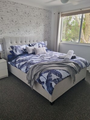 4 bedrooms, iron/ironing board, travel cot, free WiFi - The Sandbar (Lake Conjola)