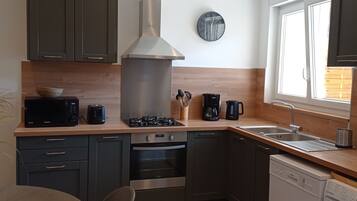 Køleskab, mikrobølgeovn, ovn, kogeplade