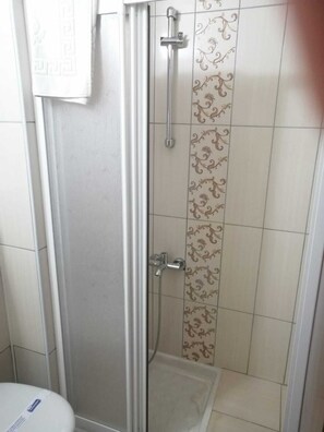 Chambre Standard Double ou avec lits jumeaux | Salle de bain | Douche, serviettes fournies